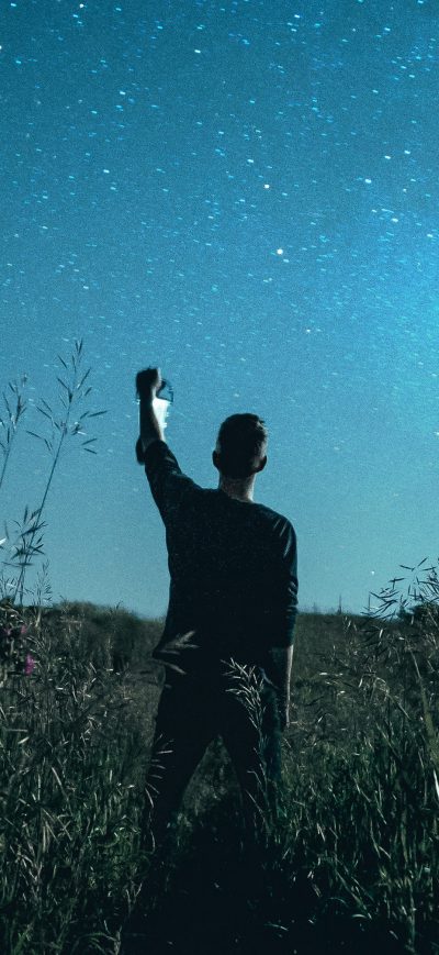 Fond d'écran iPhone Guy With Lantern Dusk Forest 4k