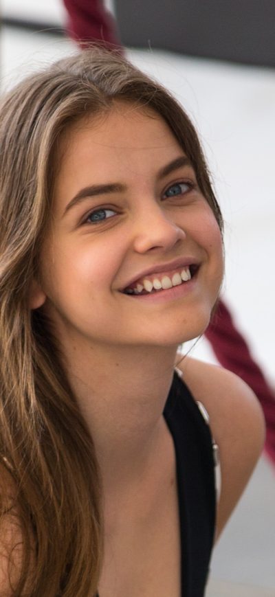 Fond d'écran iPhone Barbara Palvin Cute Smiling