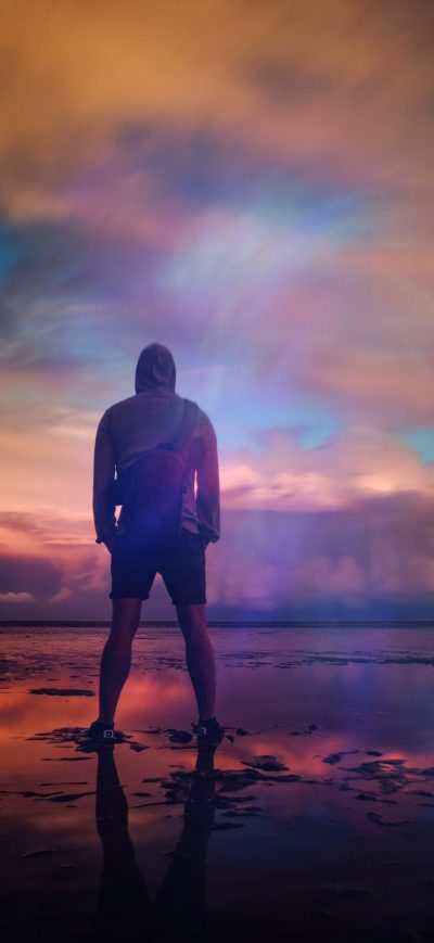 Fond d'écran iPhone Cloud Beach Man Standing 5k