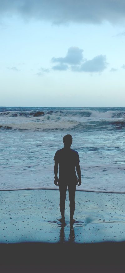 Fond d'écran iPhone Man Standing At Ocean Shore