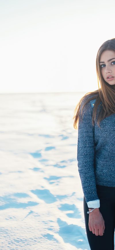 Fond d'écran iPhone Cute Blue Eyes Blonde Girl Winter Clothing 4k