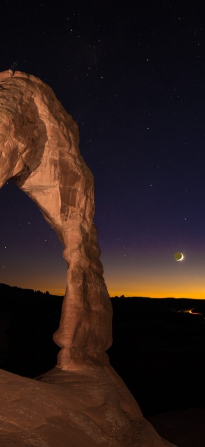 Fond d'écran iPhone Rock Formation In The Middle Of Night Sky 4k