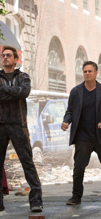 Fond d'écran iPhone Tony Stark Doctor Strange Wong And Bruce Banner In Avengers Infinity War