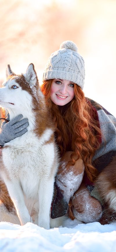 Fond d'écran iPhone Girl In Snow With Siberian Husky