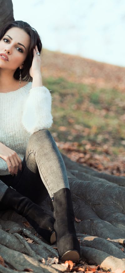 Fond d'écran iPhone Brunette Girl Sitting Under Tree Looking At Viewer 5k
