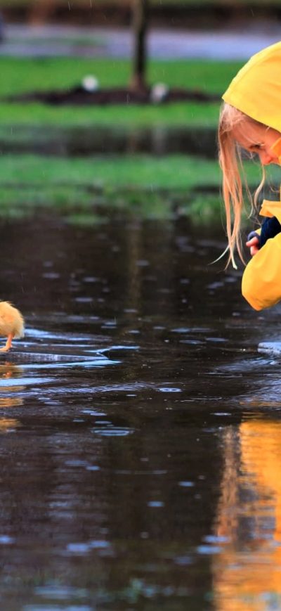 Fond d'écran iPhone Little Girl Playing With Duckling