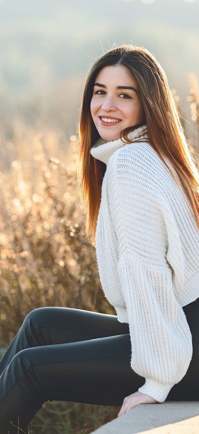 Fond d'écran iPhone Girl Smiling Looking At Viewer 4k