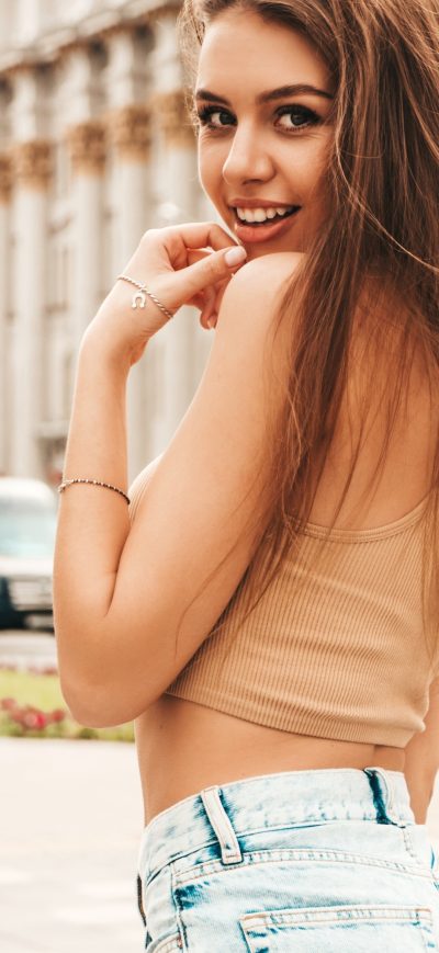 Fond d'écran iPhone Cute Girl Smiling Looking Over Shoulder