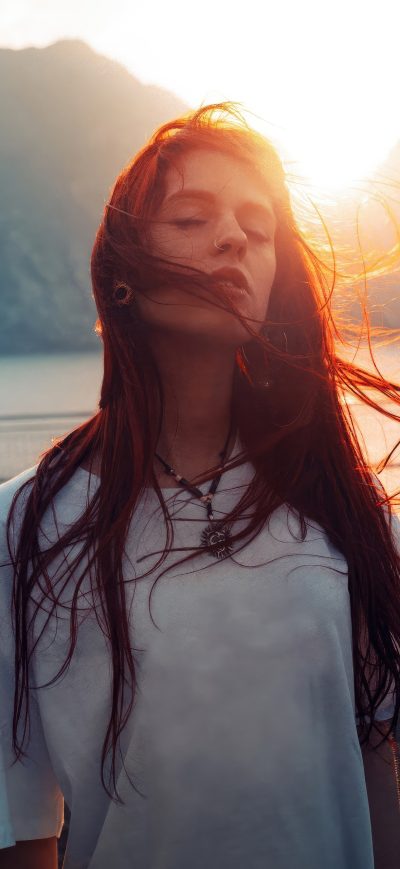 Fond d'écran iPhone Morning Time Girl Hairs In Face Closed Eyes Outdoor 4k