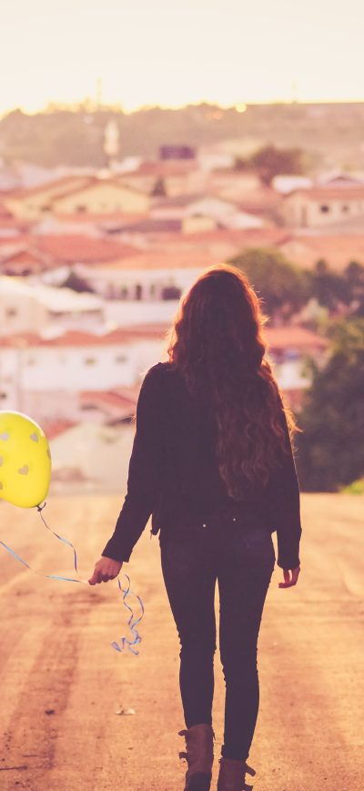 Fond d'écran iPhone Girl With Balloon Walking Away