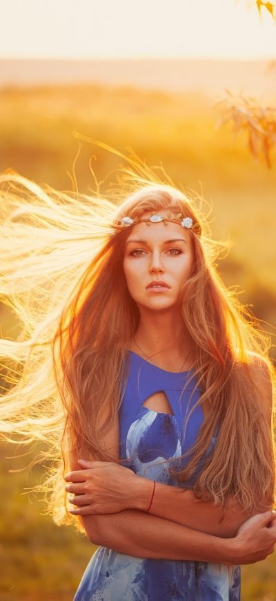 Fond d'écran iPhone Women Outdoor Windy Burning Sunset Evening