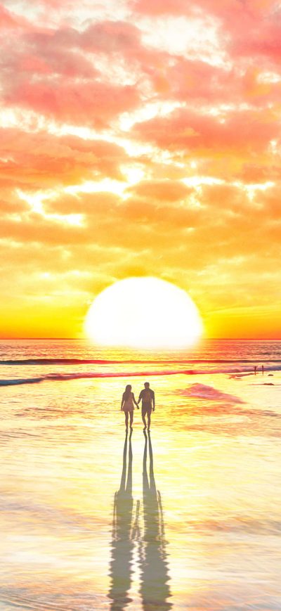 Fond d'écran iPhone Beach Couple Watching Sunset 4k