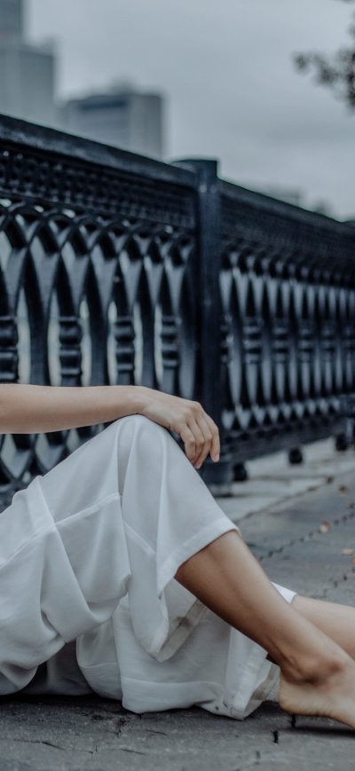 Fond d'écran iPhone White Dress Girl Sitting