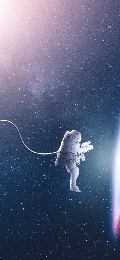Fond d'écran Astronaut Creating Parralel Space 4k sur iPhone