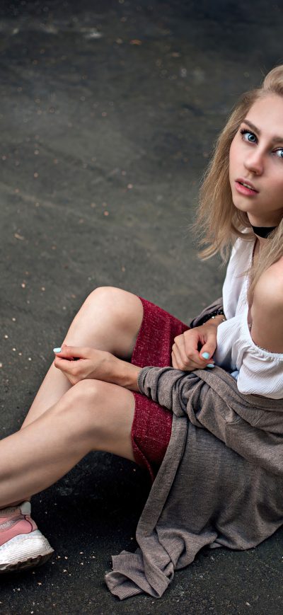 Fond d'écran iPhone Girl Sitting Red Skirt Fluffy Hair 5k