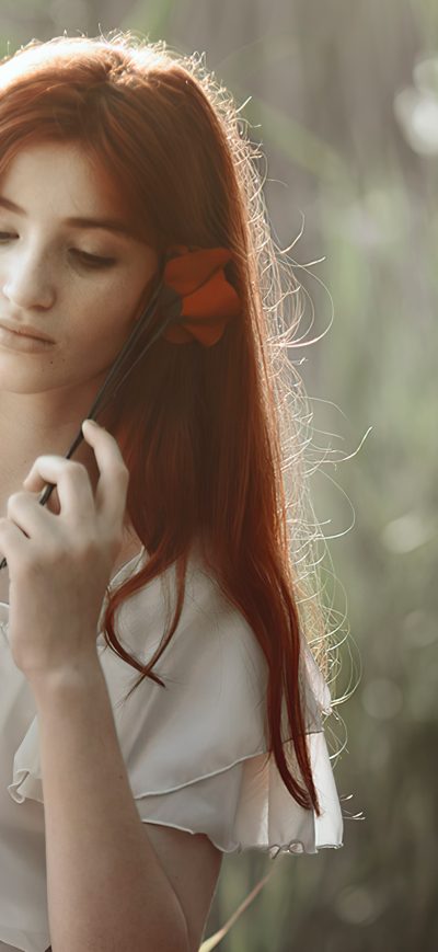 Fond d'écran iPhone Girl Red Hair Rose In Hand 4k