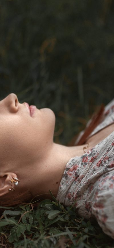 Fond d'écran Girl Lying Down Looking Up sur iPhone
