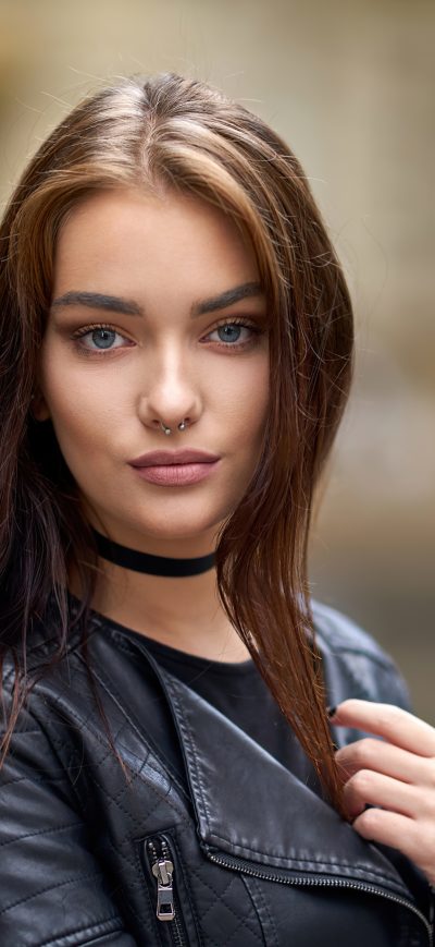 Fond d'écran iPhone Brunette Girl Pierced Nose 4k