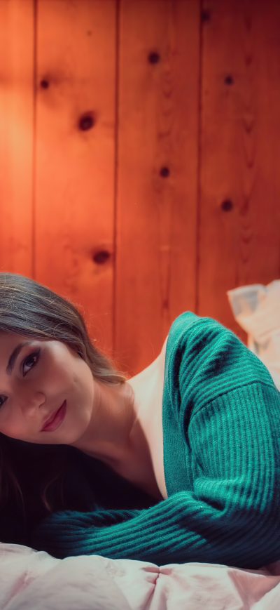 Fond d'écran iPhone Victoria Justice Lying Bed 4k
