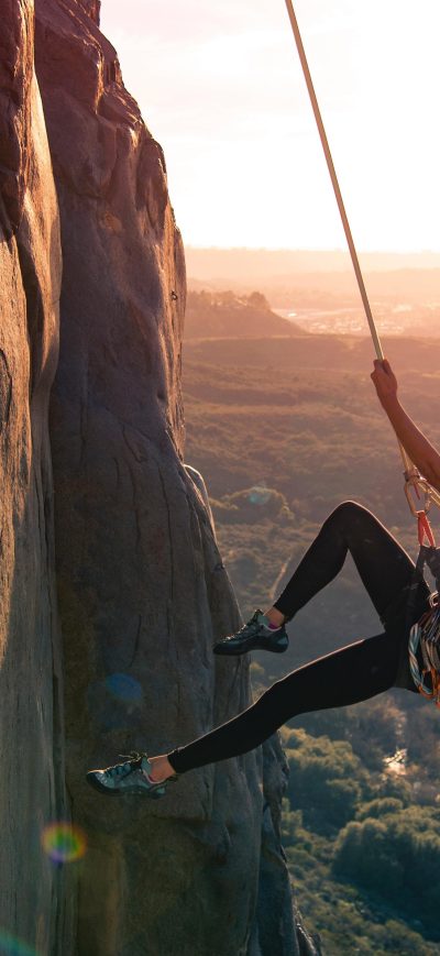 Fond d'écran Girl Mountain Climber 5k sur iPhone