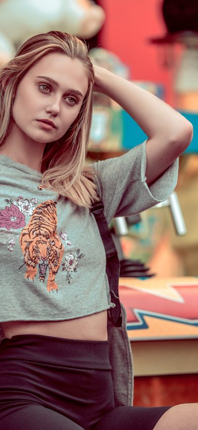 Fond d'écran iPhone Blonde Girl Outdoors Hands In Hair