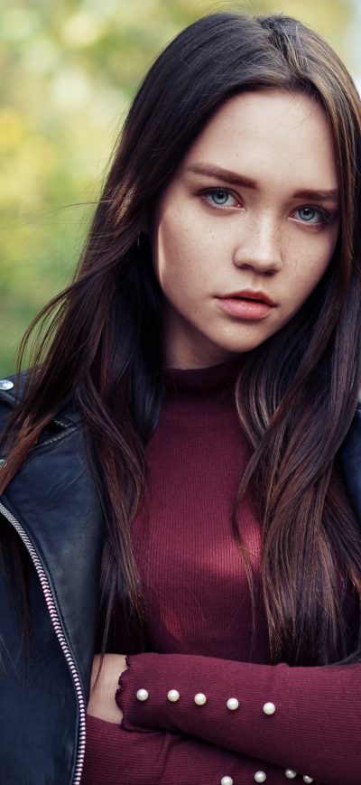Fond d'écran iPhone Girl Jacket Glance Brown Haired 4k