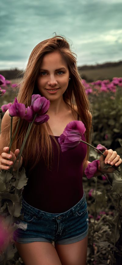 Fond d'écran iPhone Long Hair Women Outdoor In Flower Field 4k
