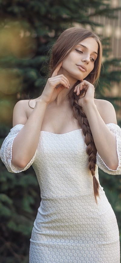 Fond d'écran iPhone Brunette Girl In White Dress