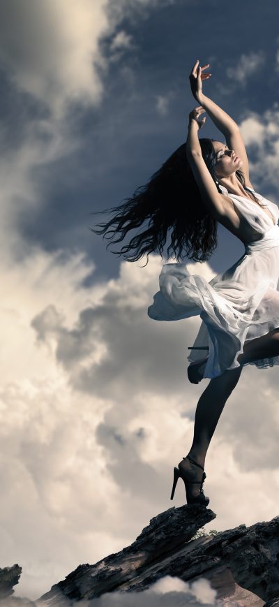 Fond d'écran iPhone Brunette Girl Dancing On Mountain Top Clouds
