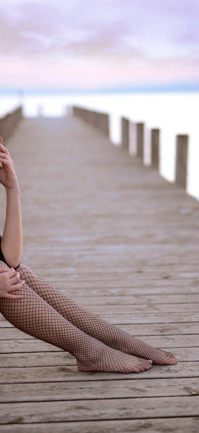 Fond d'écran Girl Sitting On Pier sur iPhone