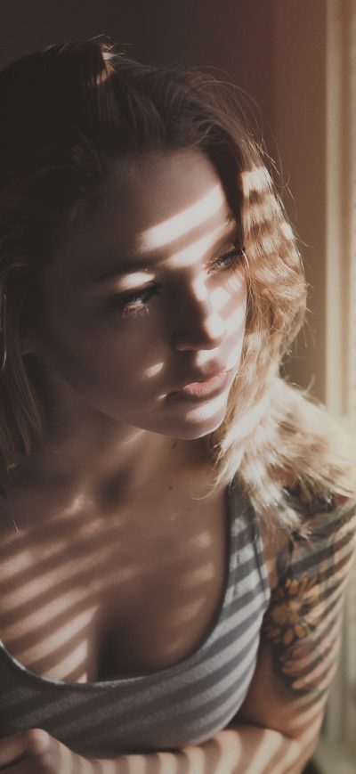 Fond d'écran iPhone Woman Portrait Sunbeams On Face