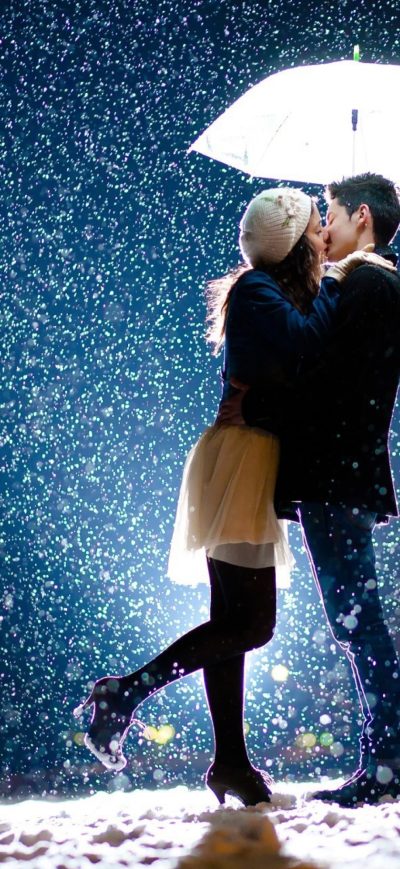 Fond d'écran iPhone Couple Kiss In Snow