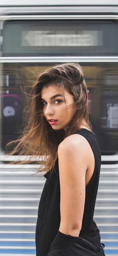 Fond d'écran iPhone Brunette Girl Hair Blowing Subway