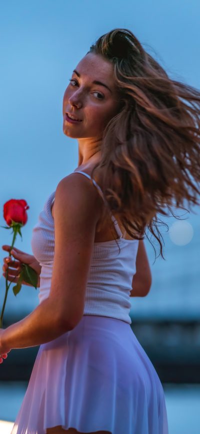 Fond d'écran iPhone Girl Holding Rose Looking Back 5k