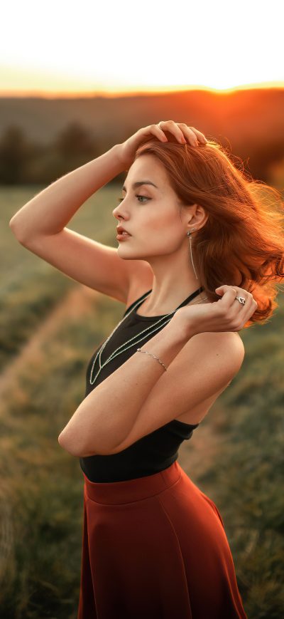 Fond d'écran iPhone Beautiful Girl In Field 4k