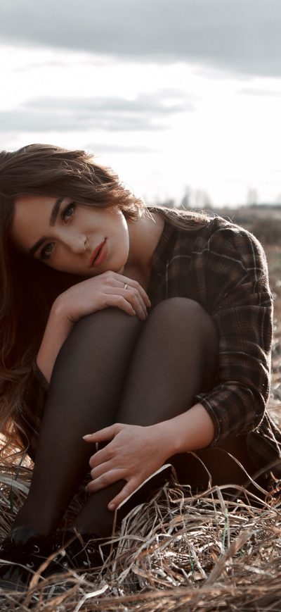 Fond d'écran iPhone Long Black Hair Girl Looking At Viewer Outdoors