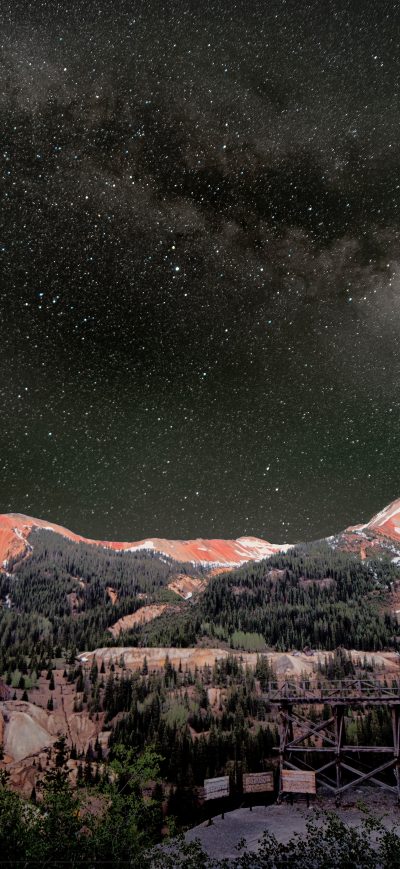 Fond d'écran iPhone Milky Way Above Red Mountains 8k
