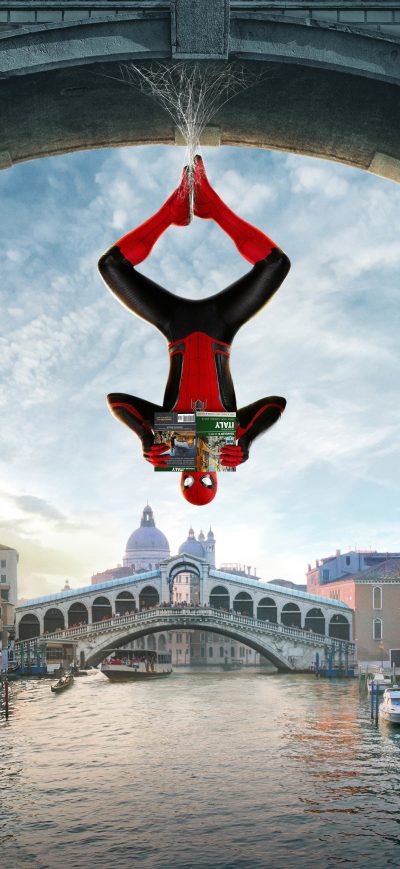 Fond d'écran iPhone Spiderman Far From Home Hanging And Reading Newspaper