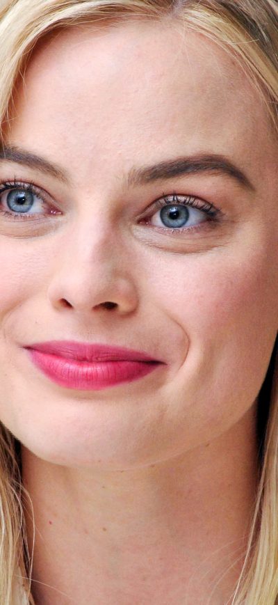 Fond d'écran Margot Robbie Smiling 4k sur iPhone