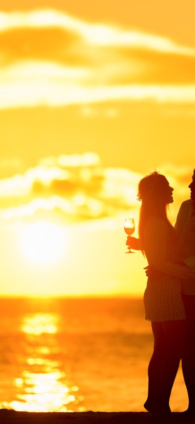 Fond d'écran iPhone Couple At Beach During Sunset