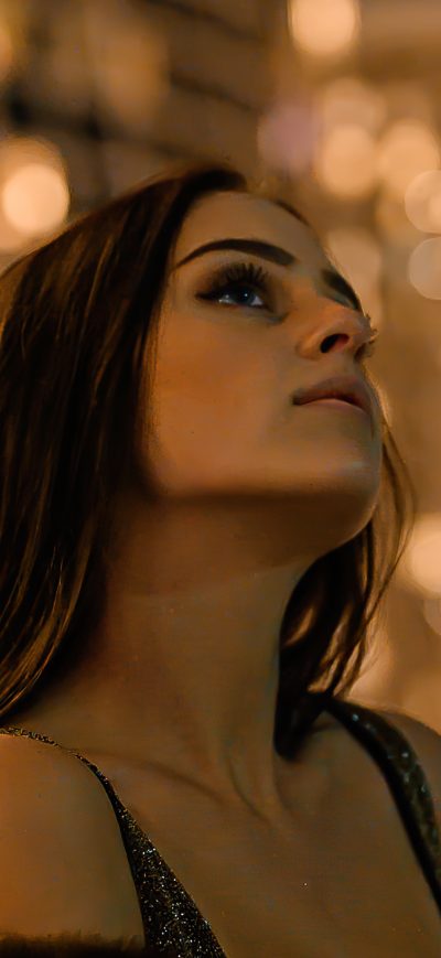 Fond d'écran iPhone Girl In City Skyline At Night High Fashion Photoshoot 4k