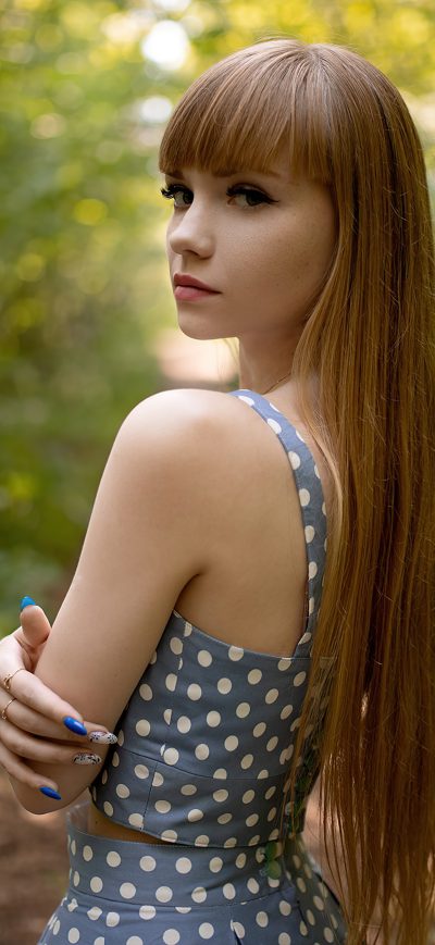 Fond d'écran iPhone Girl Straight Hair Blonde Girl Poka Dot Dress