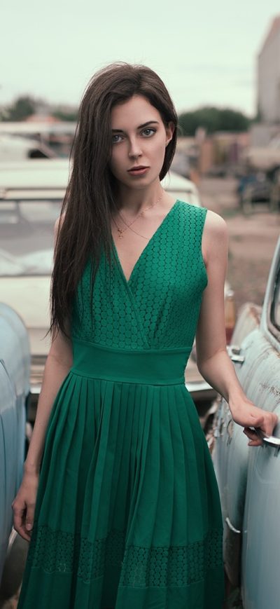 Fond d'écran iPhone Women With Cars In Green Dress