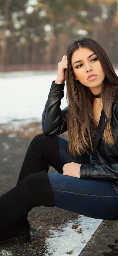 Fond d'écran iPhone Brunette Leather Jacket 4k