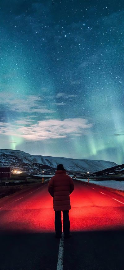 Fond d'écran iPhone Man Standing Inside Road 4k