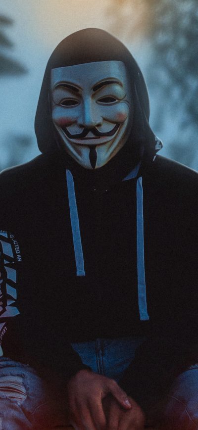 Fond d'écran iPhone Man Wearing Guy Fawkes Mask While Sitting On Car 4k