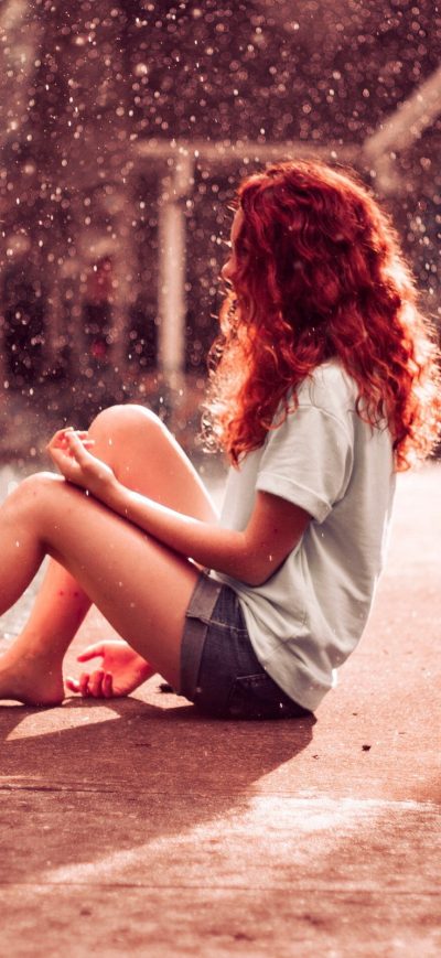 Fond d'écran iPhone Red Head Women Barefoot Sitting Outside