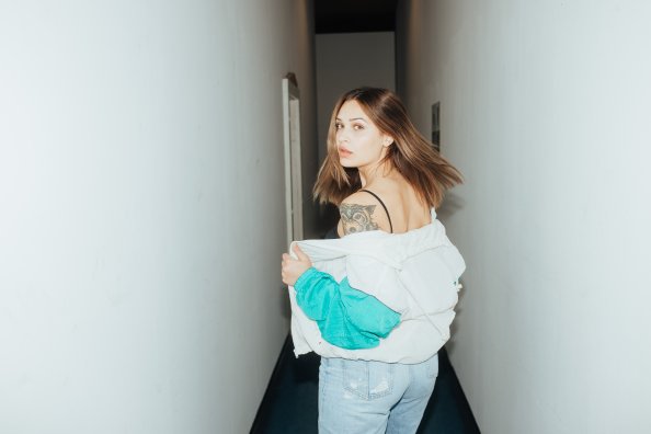 Blonde Girl Looking Back Shining Hairs 5k