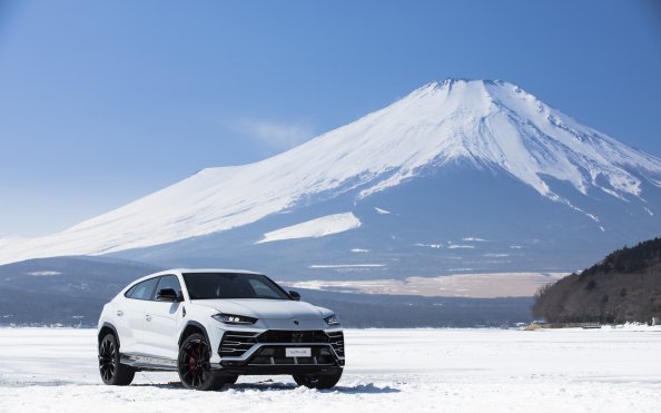 Lamborghini Urus Mountains