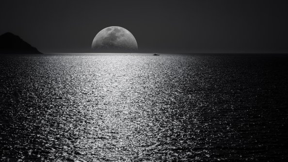 White Black Moon Evening Night Time Seascape 5k